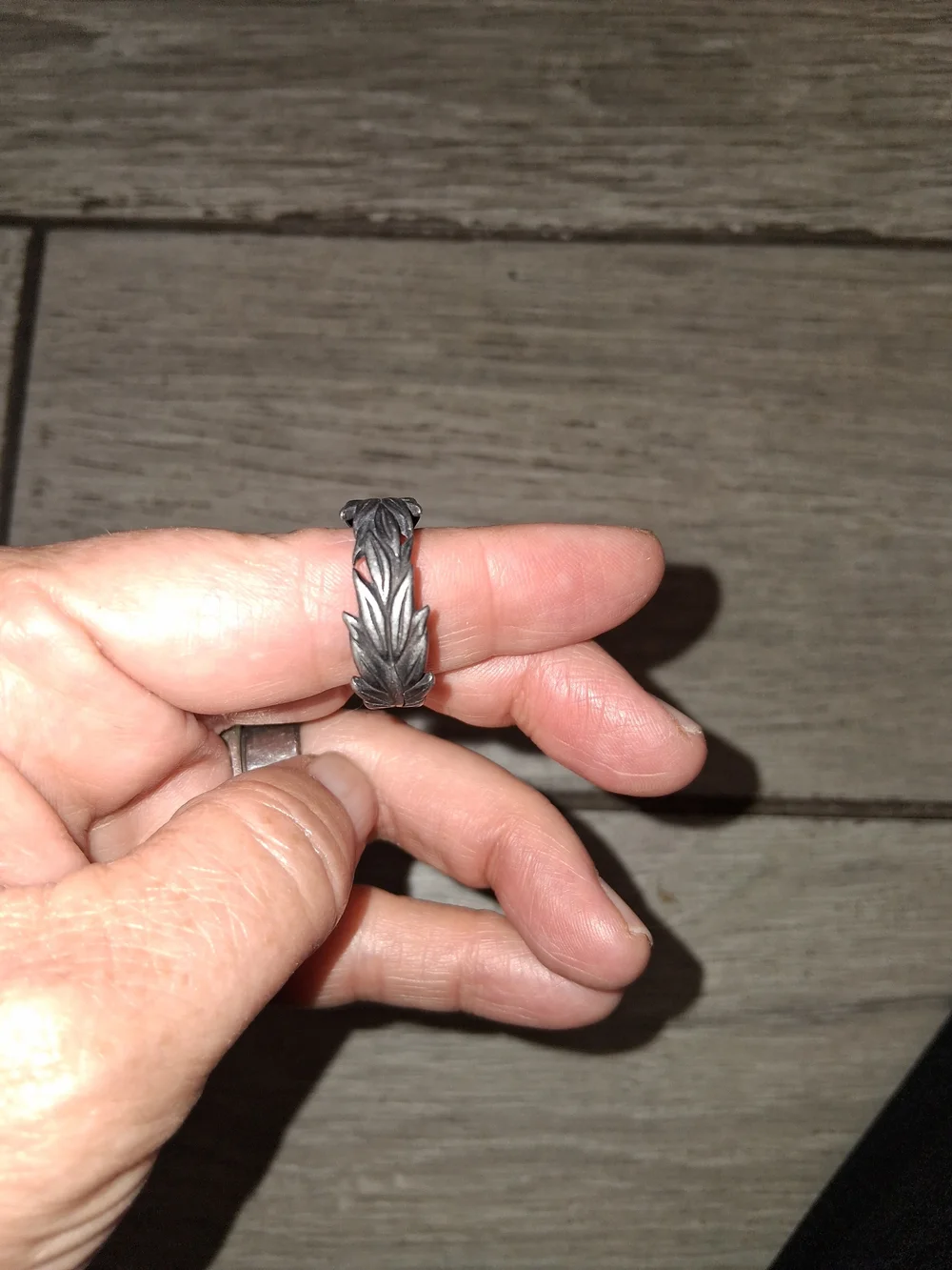 Vintage Women's Vintage Silvertone Leaf Pattern Ring
